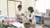 村留 千波さんから、野菜のパパイヤの料理方法を習います